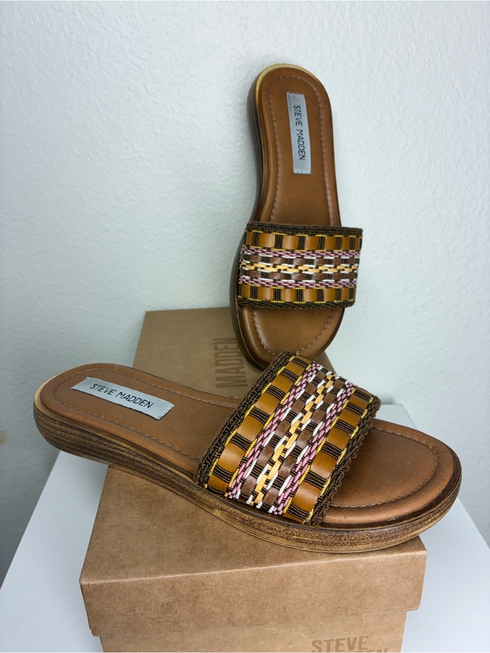 Steve Madden Women’s Brown Multicolor Woven Slide Sandals, size 7